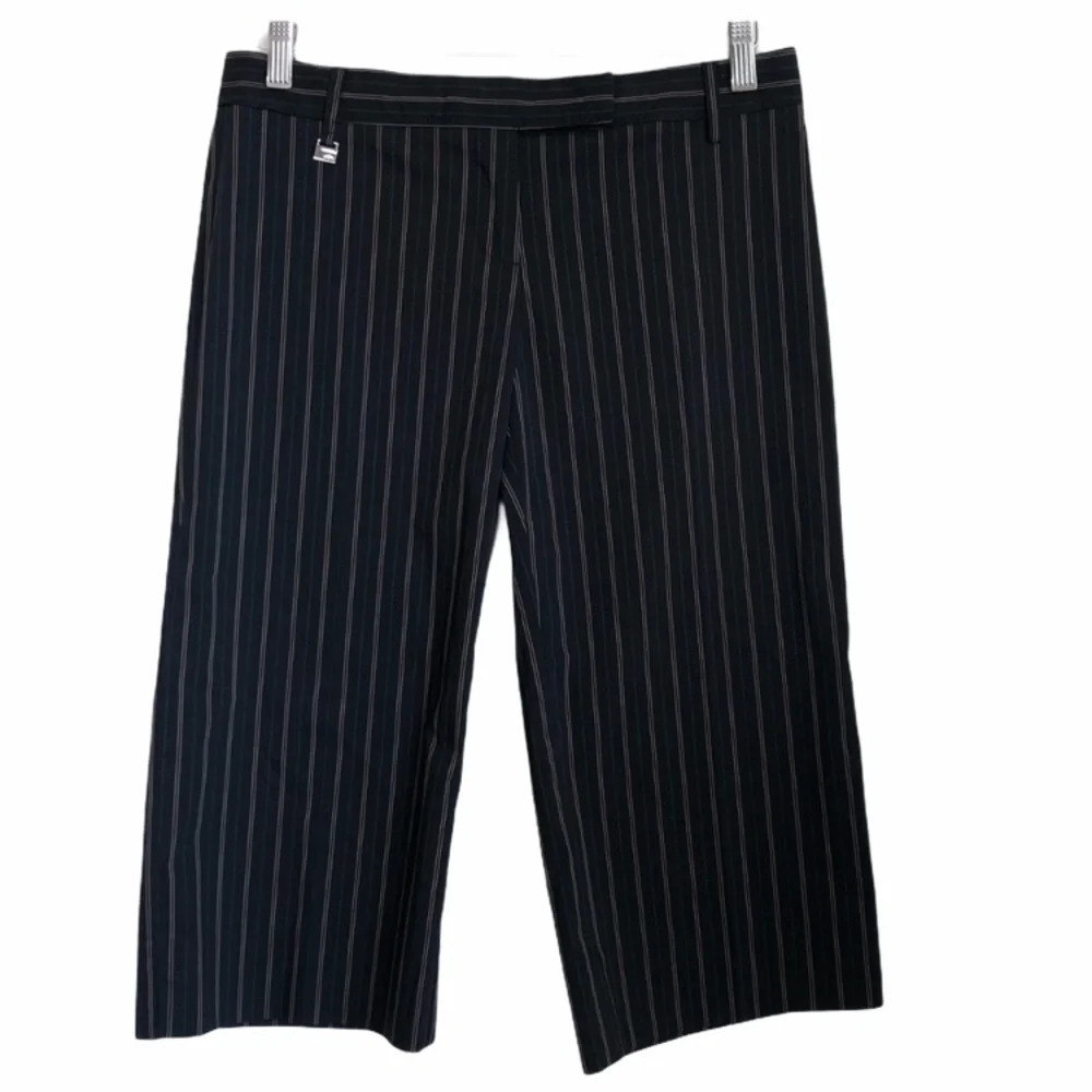BCBGMaxAzria Striped Black Capri Pants Size 4